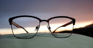 Jak wybrać optymalne okulary dla kierowców?