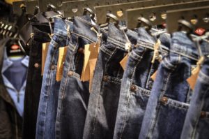 Rozmiarówka spodni – jak zrozumieć oznaczenia na metce?