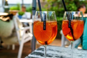 Włoskie drinki: jak zrobić aperol spritz?