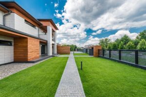 Jakie ogrodzenie domu wybrać – stalowe czy aluminiowe?