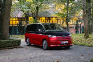 Ikoniczna funkcjonalność i stylistyka – Volkswagen Multivan kontynuuje tradycje T1 Samba
