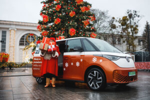 Święty Mikołaj porusza się po Wielkopolsce Volkswagenem ID. Buzz