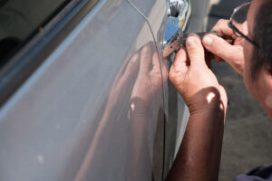 Bezpiecznie, skutecznie, profesjonalnie – jak przebiega usługa awaryjnego otwierania drzwi samochodu?