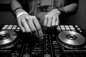 Pioneer DJ — idealny wybór sprzętu dla początkującego DJ’a?