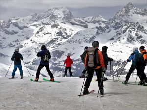 Jak wybrać spodnie narciarskie? Praktyczny przewodnik dla miłośników zimowych sportów
